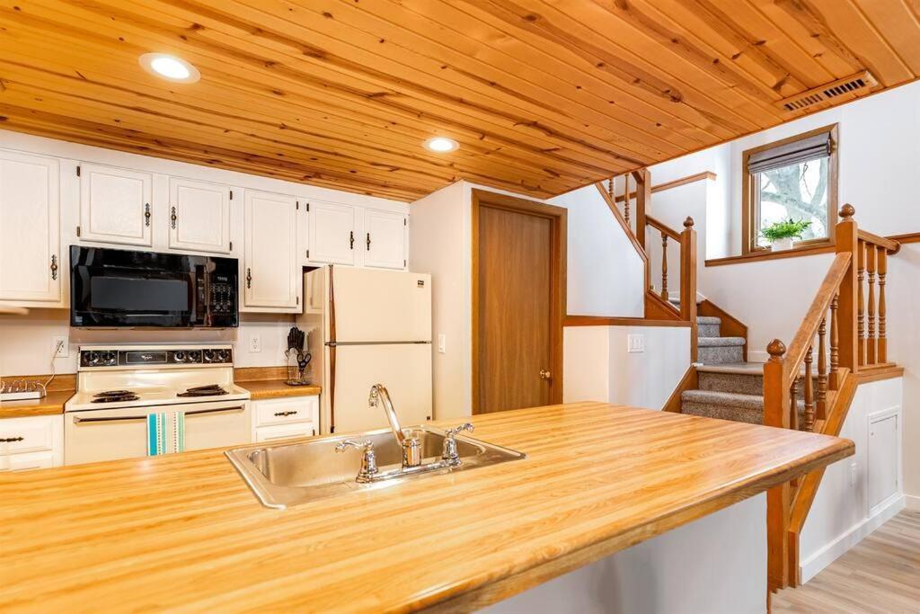 Peaceful 2-Bedroom Townhome Retreat W/Wooded View Галіна Екстер'єр фото